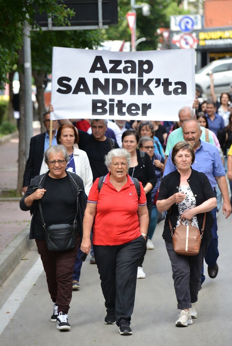 Emeklilere Gariban Diyerek Küçük Düşüreceğinize Tüm Emeklilerin Kök Maaşlarına 35 Bin TL Seyyanen Zam Yapın

#AzapSandıktaBiter