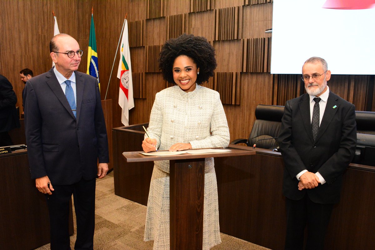 emerjoficial's tweet image. A ex-aluna da EMERJ Isadora Nicoli da Silva tomou posse como juíza de Direito substituta do Tribunal de Justiça do Estado de Minas Gerais (TJMG).

Saiba mais: emerj.tjrj.jus.br/noticia/2837

#paratodosverem