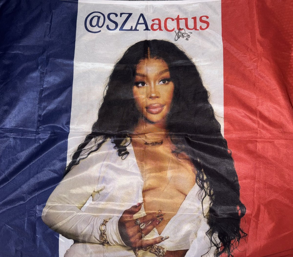SZAactus's tweet photo. Thank you, SZA, for the love you bring us every day. 
It’s so symbolic to have your autographed flag, and we are very grateful to you! 

We love you, never change. 💙🤍❤️

Xo @sza 😽 

📽️ : @bbertilleee 
📷 : @szaactus / @guigui_pa 

#sza #love #paris #video #autographed https://t.co/3xslfY5UnC