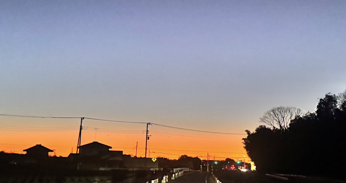 おふとぅんが犬系彼女（想像）みたいに離してくれない冬の早朝

このグラデーションよな