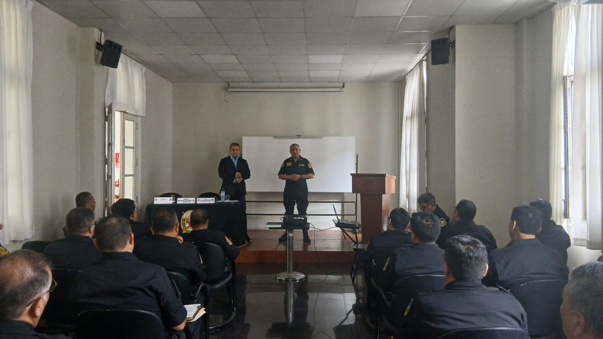 El General PNP Francisco Vargas Andonaire Jefe de la Región Policial Lima Centro y el General (R) Aldo Ulises Muñoz Ygal dieron capacitacion en Seguridad Ciudadana a los Jefes de las Divisiones de Orden Publico y Seguridad de Lima Centro👮‍♂️