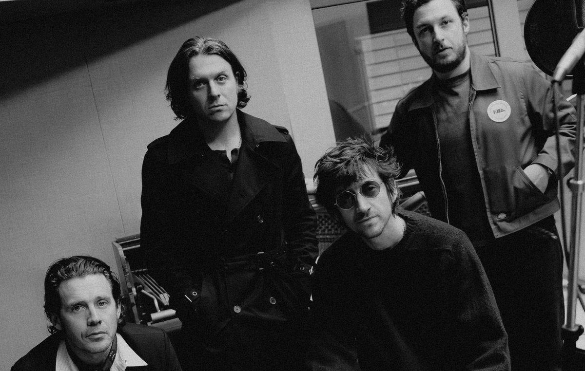 NME avalia com ★ ★ ★ ★ ☆ a música "Opening Night" do Arctic Monkeys 

"Desde o início, uma percussão robótica e estridente se entrelaça com um violão limpo dedilhado – minimalista, discreto e muito menos arrogante do que a atmosfera geral daquele disco (AM)" 
(1/2)