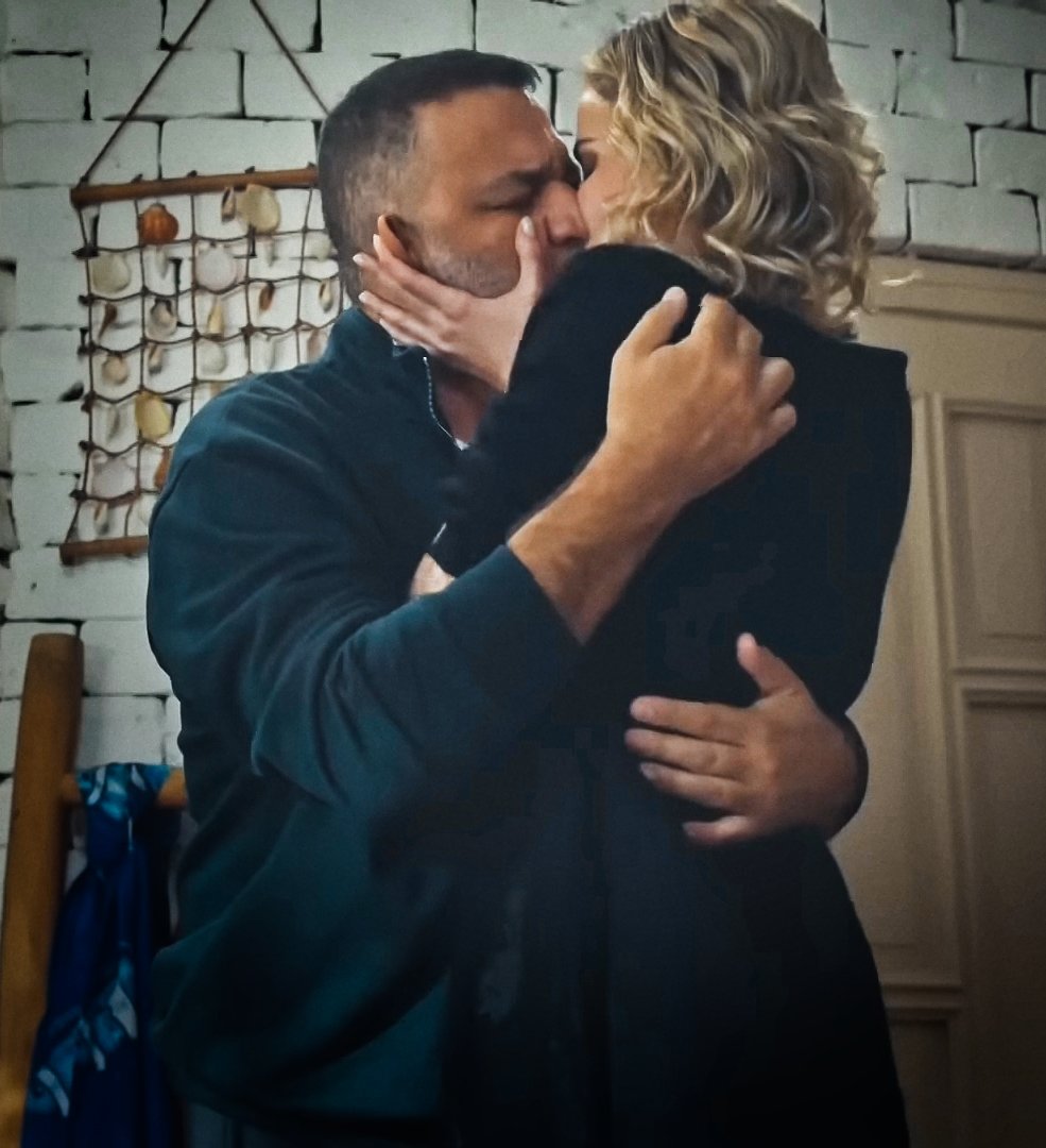 Yapbozun iki parçası gibi kisslenip tamamlanmaları 🫠❤️‍🔥
bu hafta yine bekleriz 

#SelMes #ArkaSokaklar