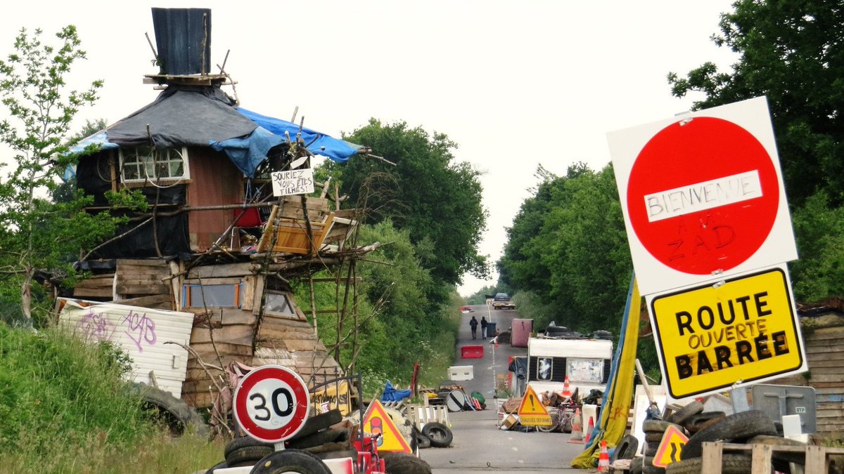 Le Puy du Fou de gauche en question :