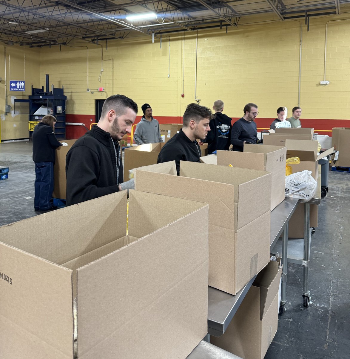 k12itc's tweet photo. It was a day well spent! 📦💛 Volunteering with @Harvesters was a fun way to support our local community and those in need. #Community #Volunteer #GiveBack #K12itc https://t.co/yY07t44DTJ