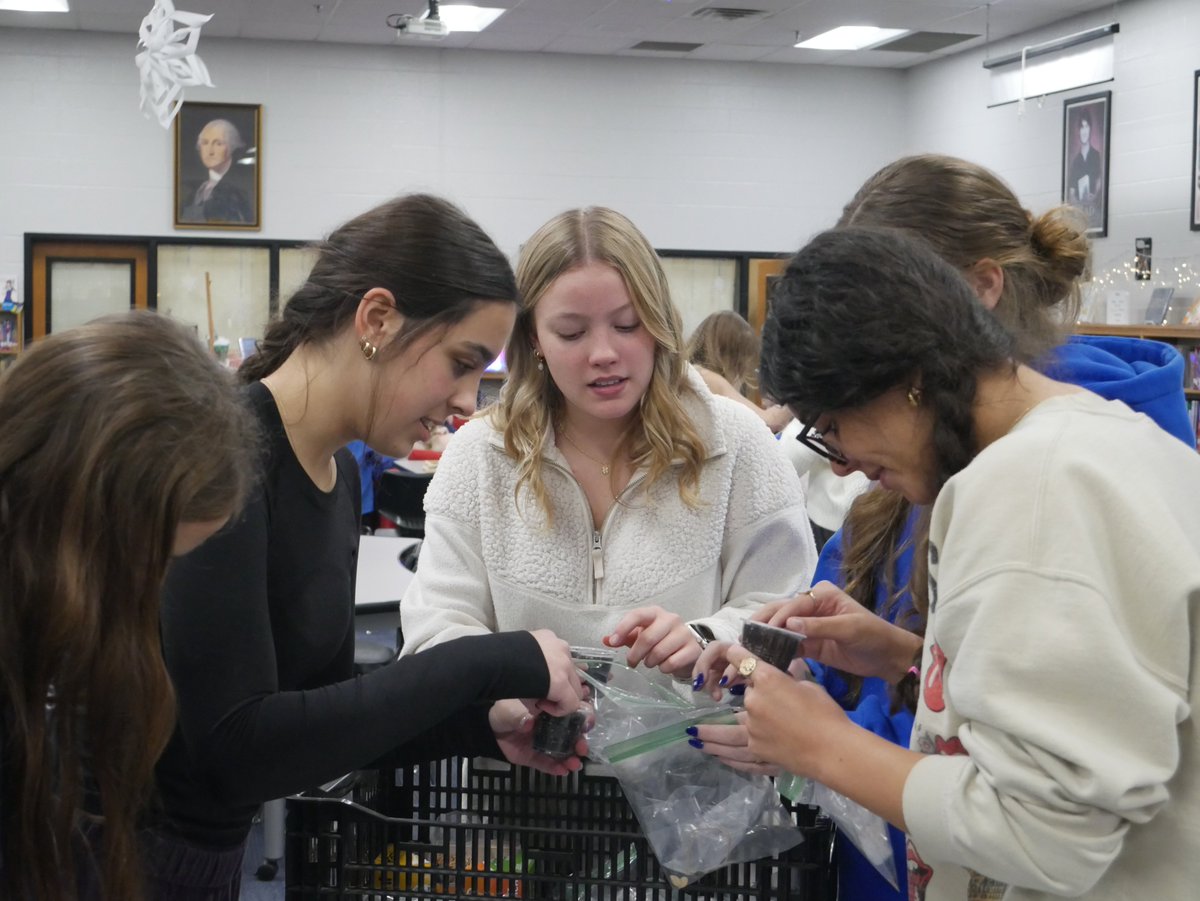wcsGMS's tweet image. We were thrilled to have former GMS teacher, Allen Bowen, here to serve as "PLANT GUY" and talk about his new career working with plants of all kinds and why plants are so great. He conducted *Lunch and Learns* for all three grade levels. 

🌱🪴☘️🌿

#GeneralsLEAD #BeLegendary