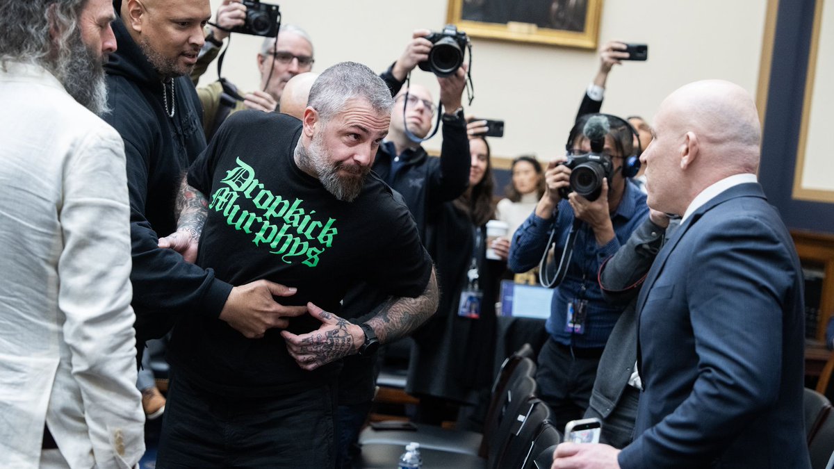covie_93's tweet image. Michael Fanone wearing a 'Fighting Nazis since 1996' shirt while he's about to literally fight a Nazi. 

I love it! 😂
