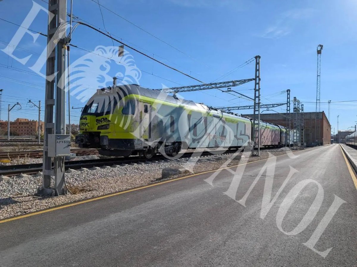 JorgeCalabres's tweet image. Los convoyes, que costaron 113 millones, han sido vandalizados ante la pasividad de Adif sin ser estrenados.

Otro ha estado averiado durante medio año.

Sólo 2 trenes auscultadores han estado inspeccionando los 4.000 km de alta velocidad.

🚨EXCLUSIVA de @elespanolcom 👇
