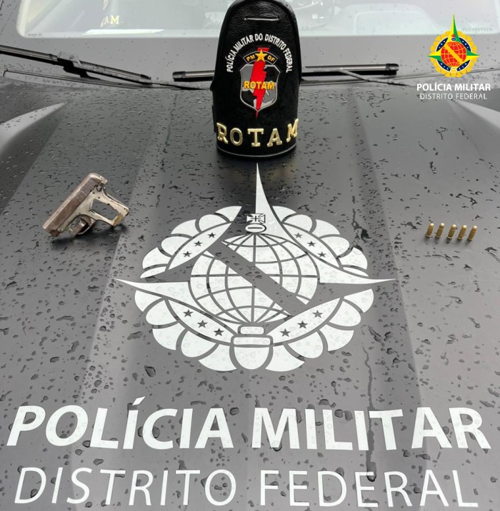 pmdfoficial's tweet photo. #AÇAOPMDF CEILÂNDIA | MAIS UMA ARMA FORA DAS RUAS
Nesta tarde, a Polícia Militar do Distrito Federal prendeu um homem por porte ilegal de arma de fogo durante ação da #ROTAM.
Com o suspeito, foi apreendida uma pistola 6.35 com 5 munições intactas.
#Ceilândia #PMDF #DF https://t.co/sTtGIZD6UL
