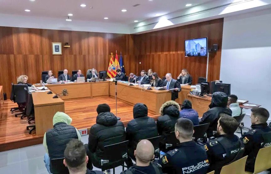 🇪🇸 | Condena a los miembros de la manada de Zaragoza: Siete miembros de los Dominican Don't Play secuestraron a una chica del 24 al 26 de junio de 2020, la drogaron y violaron sin piedad durante todo ese tiempo. 

Los condenados, Enock A. M., Jesús P. E., Juan Estibel F. C.,