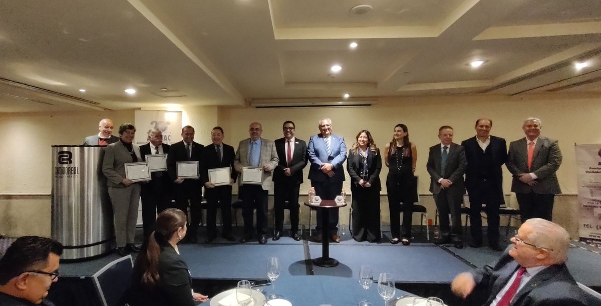 Asimismo, se entregaron reconocimientos🏅a expresidentes de la #Anuvac
Mtro. Mario Rafael Marqués, 2006-2009 y 2016-2019.
Mtro. César Servando Cantú, 2010 y 2013.
Mtro. Marco A. Gómez Rocha, 2014-2015.
Mtro. Victor J. Agüero, 2020-2023.
Mtro. Honorato M. Villa Zamora, 2024-2025.