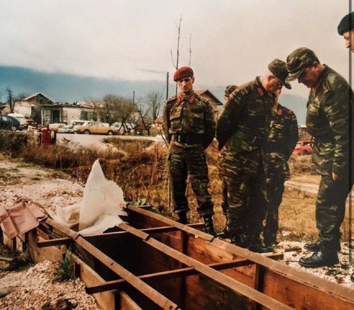 “Üç kez helikopterde mermi yedim, iki kez yerde PKK tarafından tarandım. 

Kuzey Irak dağlarında Tümgeneral rütbesiyle tam 38 gün kaldım. Vücuduma su değmedi, bitlendim.

Benim 20 yıl savaştığım adamlar Habur’dan girip serbest bırakıldı, şimdi biz terörist olduk."

Engin Alan