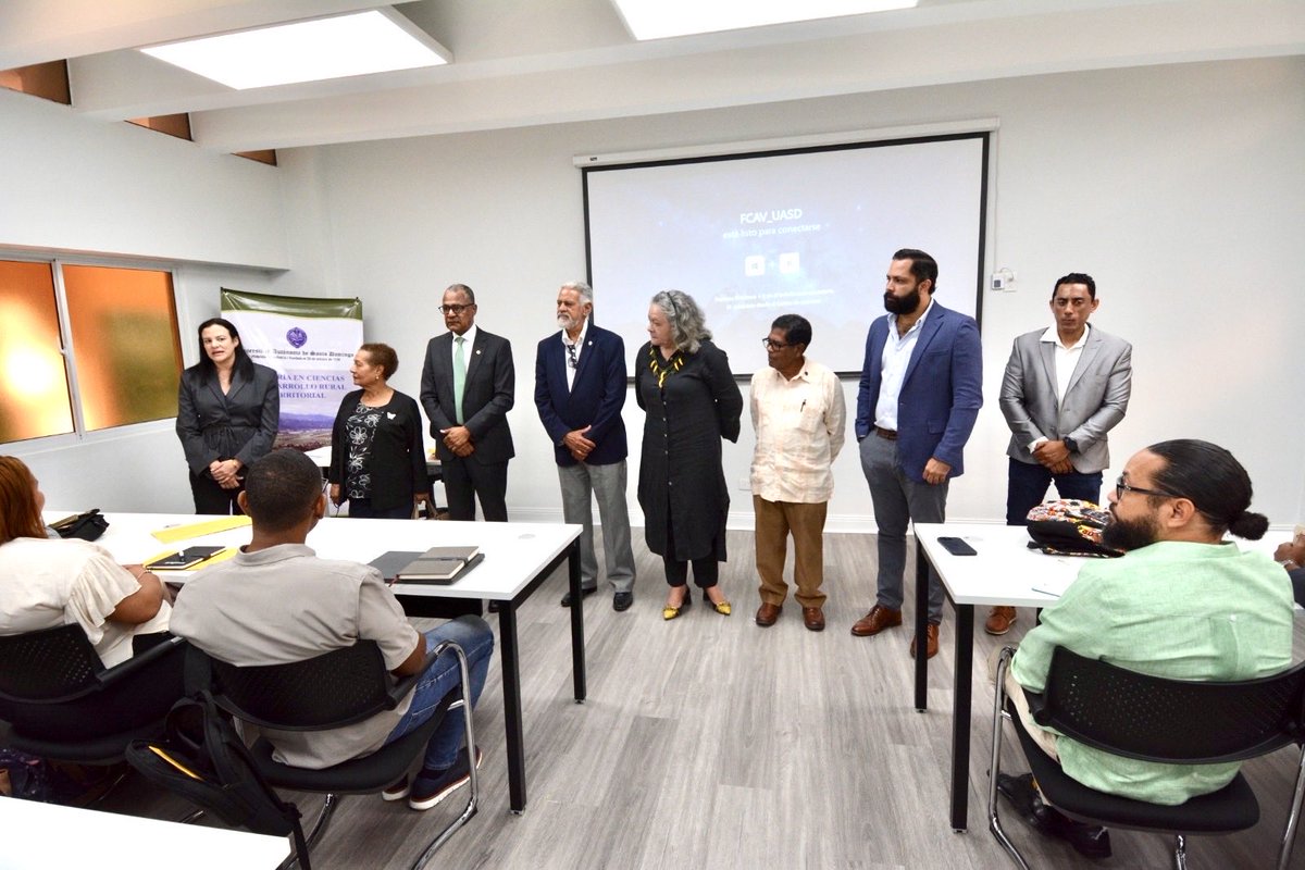 Hoy participé en el inicio de la Maestría en Ciencias en Desarrollo Rural Territorial en la <a href="/UniversidadUASD/">Universidad UASD</a> , donde reafirmé que sin desarrollo rural no hay seguridad alimentaria sostenible. Formar profesionales comprometidos con el campo es clave para el futuro del país. 🌱🇩🇴