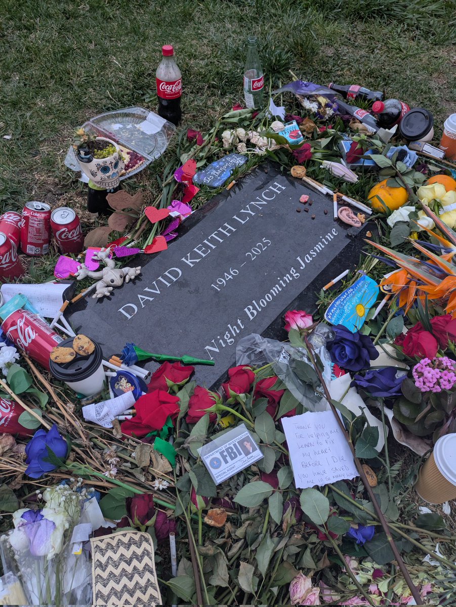 vampren_'s tweet image. guys i visited david lynch's grave and i didn't expect it to hit me so hard, i started to cry instantly. i miss him and you can tell so many others do too 😭