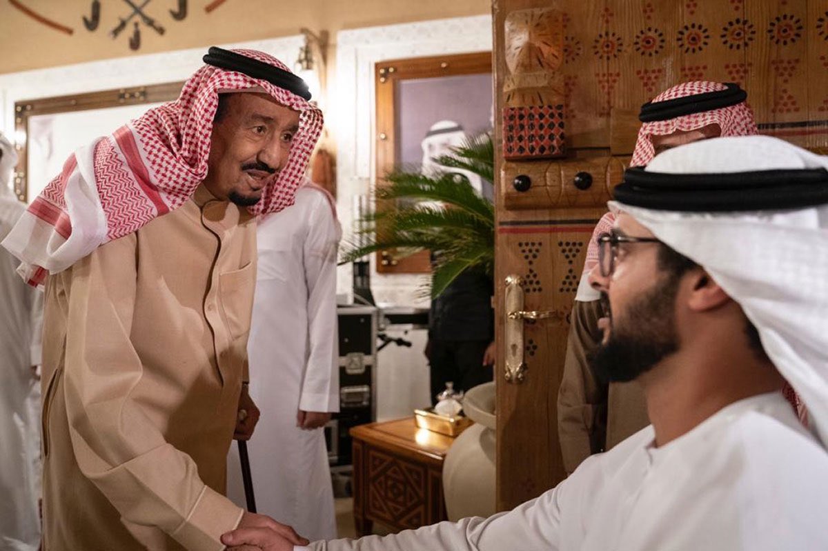 الملك سلمان حفظه الله يسلم على سمو الشيخ زايد بن حمدان بن زايد آل نهيان { نجل شقيق رئيس الدولة } الذي تعرض لإصابة خطيرة حين كان يدافع عن دول الخليج العربي و اليمن في مواجهة الحوثي و الحرس الثوري الإرهابي 

سبحان الله 
لوكان الوفاء بشراً .. لكان إماراتياً