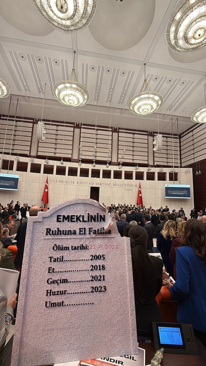SONDAKİKA / CHP, TBMM'ye tabut getirdiği için oturuma ara verildi.