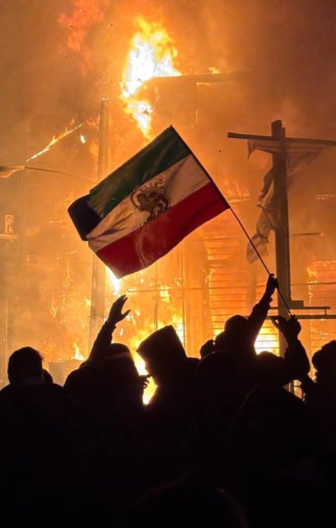 HichkasOfficial's tweet image. «زیر پرچم شیروخورشید ایران متحد بمانید؛ پرچمی که ده‌ها هزار ایرانی شجاع، جان خود را برای برافراشتن دوباره‌اش فدا کرده‌اند.»

#جاویدشاه 

#پاینده_ایران