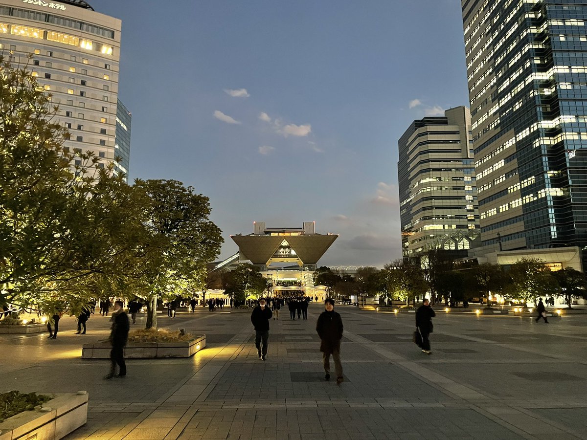 昨日「スマート工場EXPO」に行ってきました。

人材不足が加速する中、省力化は「選択肢」ではなく「必須」。

ロボットの実機デモも操作させてもらい、現場作業の効果を体感しました。

AIは知能を拡張し、ロボットは身体能力を拡張する…その方向性がはっきり見えた一日。