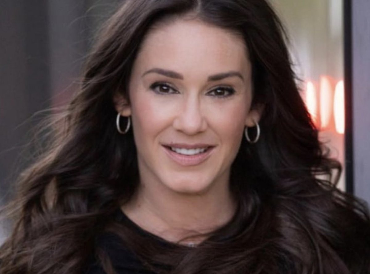 DouglasElliman's tweet photo. #EllimanAgent Camille Fagan shares how her on-screen renovation chops translate into real results for Las Vegas buyers and sellers. From studs to staging, she explains the moves that turn fixers into standouts.
Read her #AgentSpotlight on #EllimanInsider: https://t.co/aES10YQxmO https://t.co/iVmPTUtODP