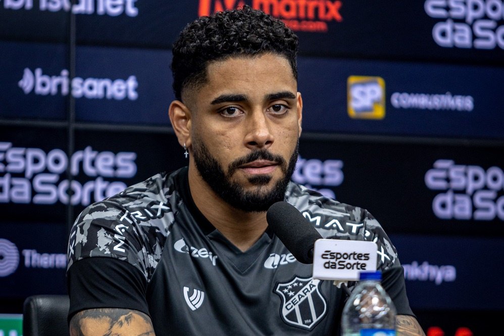 menezes_brenner's tweet photo. M. Bahia treina no CT Evaristo de Macedo e segue com futuro indefinido. 

O Ceará tem interesse em manter o atleta, mas o Tricolor só aceita a venda o que está fora de cogitação pelo time cearense. 

Na posição o Bahia tem Juba, Zé Guilherme e Borduchi.

Seria útil no elenco? https://t.co/3iUi51Nm1w