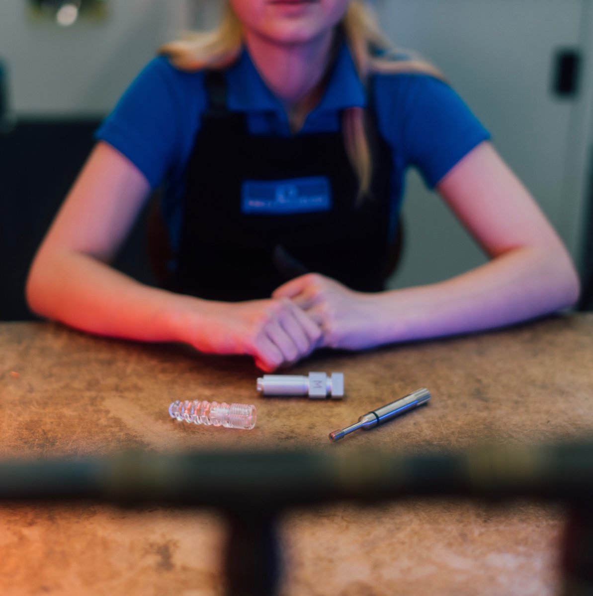 Coole Typin. 

Gendert man das so? Scherz!

An Implantaten, Brackets und Keramik arbeiten hoch talentierte Frauen (und Männer) in der deutschen Dentalindustrie.
#Dental #Dentalindustrie #Ausbildung