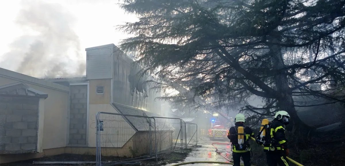 Trois "boum" puis de hautes volutes de fumée ont brisé le calme d'un jeudi grisâtre aujourd'hui à #Mayenne. 41 sapeurs-pompiers et 20 engins ont afflué de plusieurs casernes pour combattre un incendie sur la friche l'ancienne piscine municipale.
👉 lecourrierdelamayenne.fr/actualite-3775…
