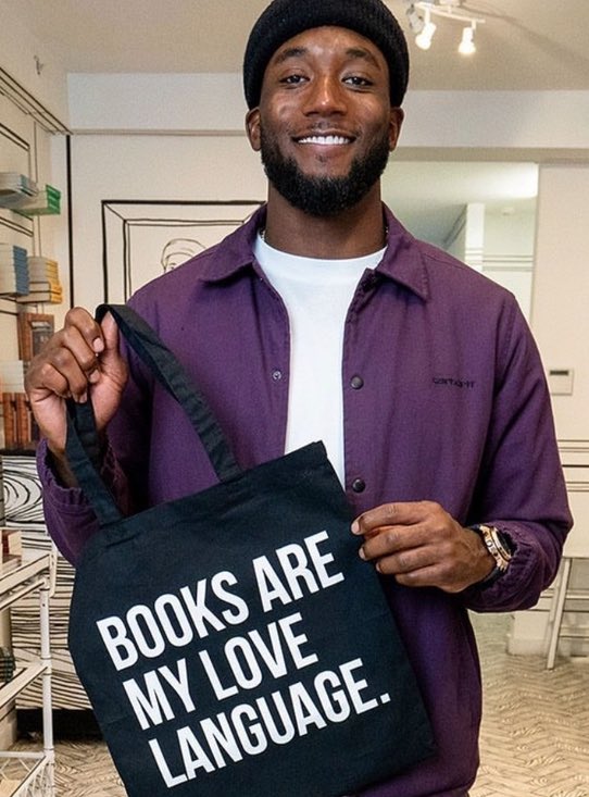 harriettsbooks's tweet photo. Our favorite Eagles player comes in to buy books for his daughter. No fanfare just real support. #Number24 https://t.co/yfx8b5Pt8u