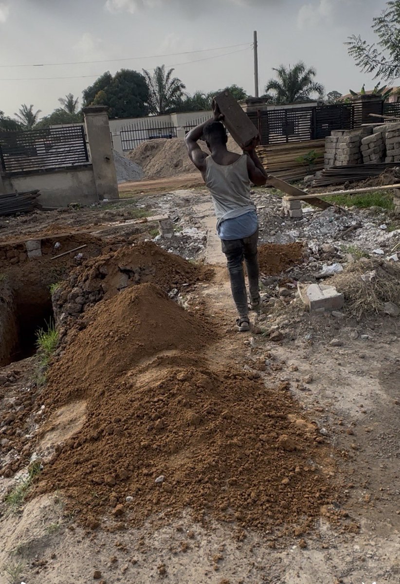 yk_xiany's tweet image. It's honestly hilarious in the most tragic way.  

A random 21-year-old in Berlin, Stockholm or Amsterdam is launching startups, interning at Siemens, studying abroad on Erasmus, driving a decent car, already travelling Europe freely, maybe even owning a small flat deposit saved…