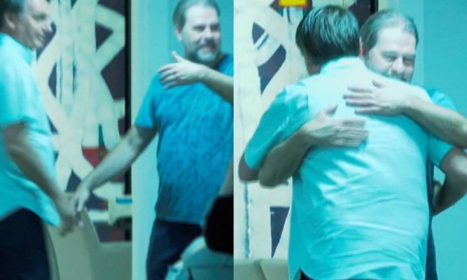 Quem está salvando a democracia é a imprensa! 

Flavio Bolsonaro está abraçado com o sistema! E já faz muito tempo