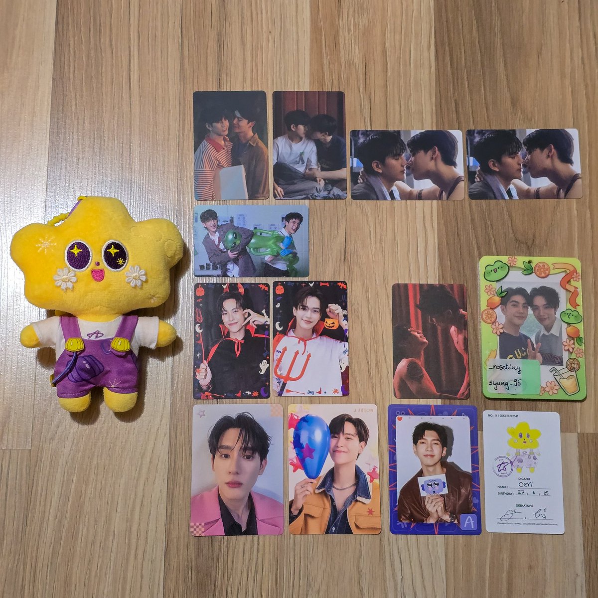 _rosetiny's tweet image. wtt / want to trade (nfs)

EU based, WW friendly with tracked mail

• Ceri +pc ➙ Jaidee or Tomafox
• Last Twilight ➙ missing LT
• Dreamscape ➙ missing DS alien
• JuniorMark ➙ JoongDunk
• Heart Killers ➙ other ver
• Book ➙ Tay
• Junior ➙ missing P10L
• Aou ➙ Phuwin