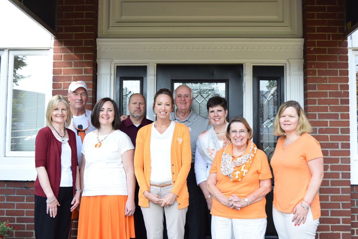 strongwellmc's tweet image. It's Thursday and we thought of jumping on the #2016 trend. We entertained celebrities, professionals, students, retirees, and cheered for our favorite teams. We also volunteered, got training, and thanked the women most important to us.  #ThrowbackThursday