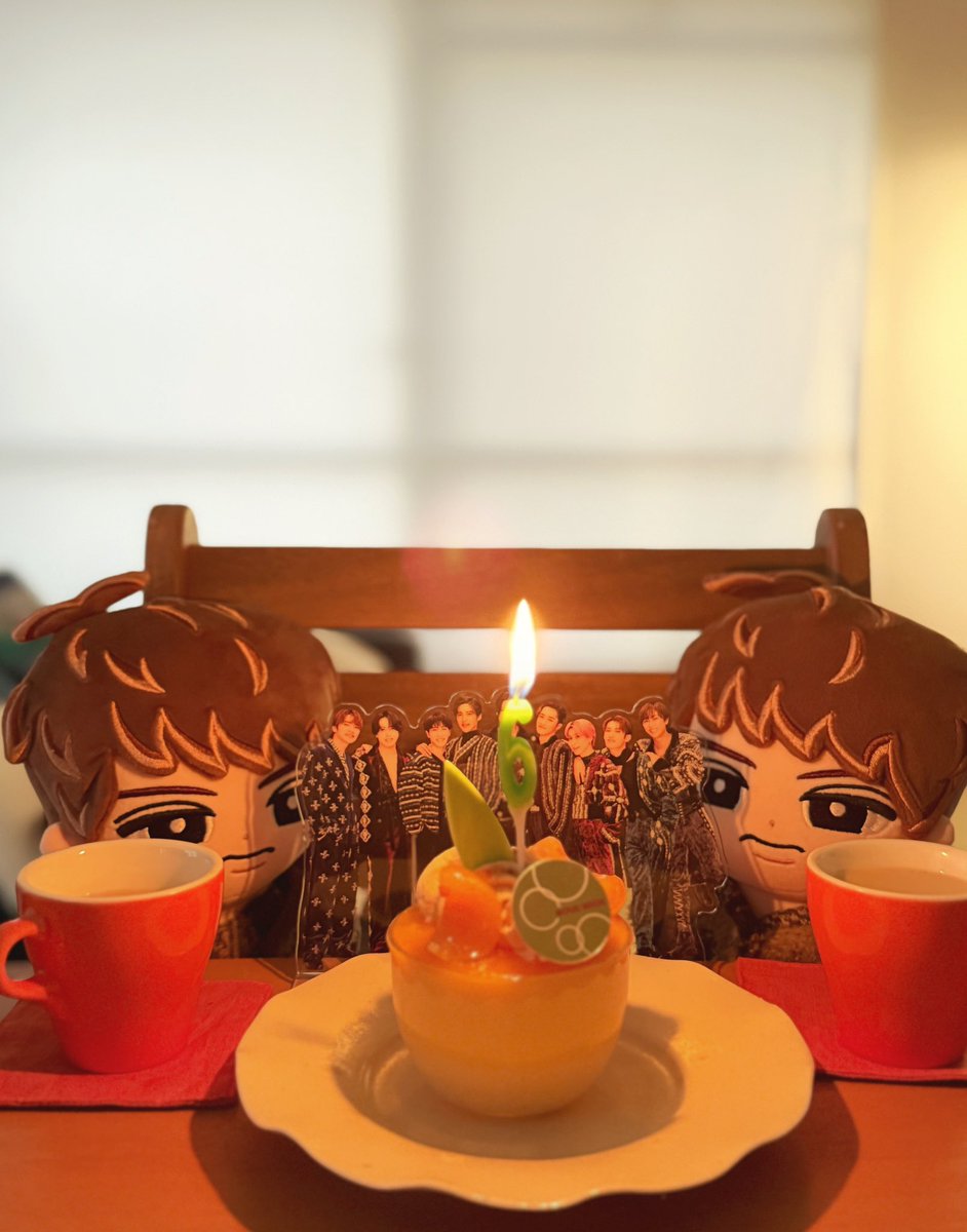 MilkFig's tweet photo. 遅ればせながらケーキでお祝いしました‼️ 💦
#SnowManデビュー6周年 https://t.co/pMukBQhiFL