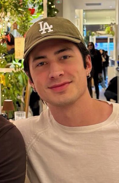 forhudsonwllms's tweet image. the cap, hoop earrings &amp;amp; natural blush 🥵