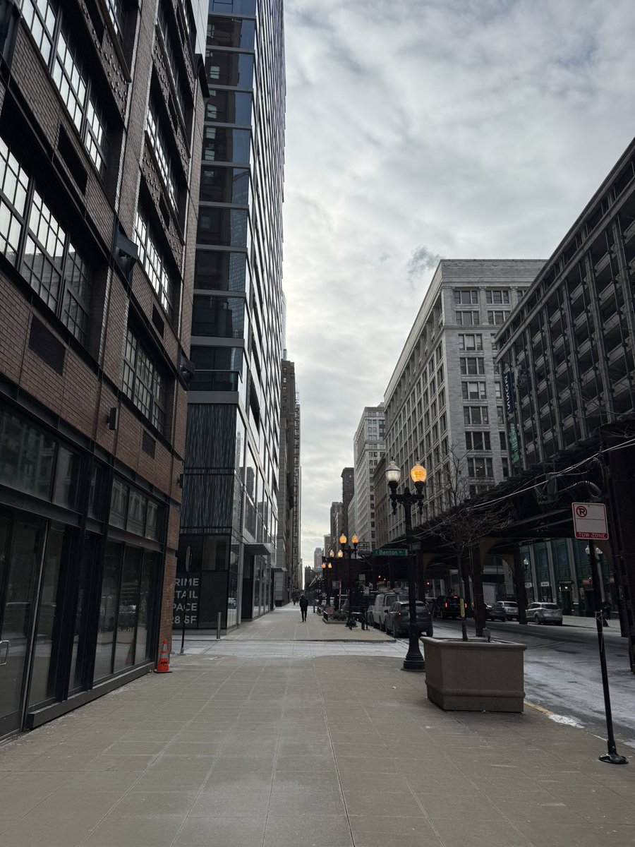 La neta la neta nadie me preguntó pero aquí les va mi opinión 

Chicago está mil veces más bonito que NY 

Simplemente vean lo limpio que está 

Y mucho más barato.