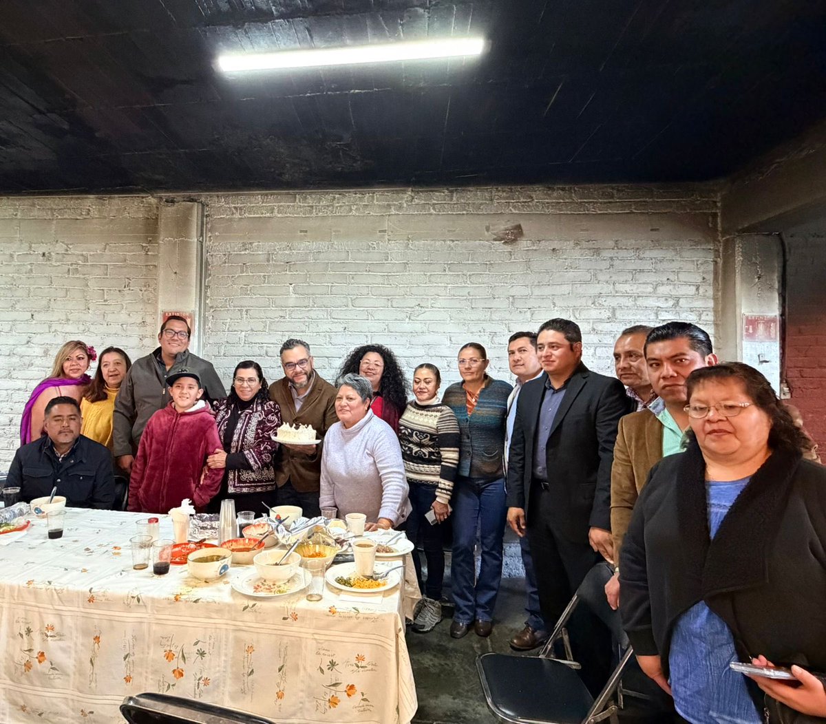 ¡Un gran momento de convivencia y buen sabor!

Hoy festejamos el cumpleaños de la concejala <a href="/MercedesCM2024/">Mercedes Cuevas</a>, compartiendo una deliciosa barbacoa de nuestra amiga Maru Villaverde, en Av. San Bernabé, colonia Cuauhtémoc.

Si aún no la han probado, ¡dense una vuelta, súper