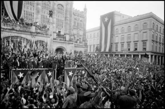 🇨🇺La imagen de cientos de miles de cubanos llegando desde toda la isla para apoyar masivamente al gobierno revolucionario frente al Palacio Presidencial, el 21 de enero de 1959, quedó grabada como un momento fundacional de unidad y esperanza.

🔗acortar.link/f4IsGW