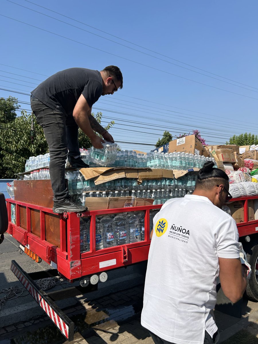 sebastiansichel's tweet photo. Llegamos a #Bulnes junto a la caravana solidaria de #Ñuñoa para entregar la ayuda recolectada al alcalde Gonzalo Bustamante (@munibulnes) y, sobre todo, acompañar y apoyar a las familias que lo han perdido todo a causa de los incendios. https://t.co/16P0Hl4vjK
