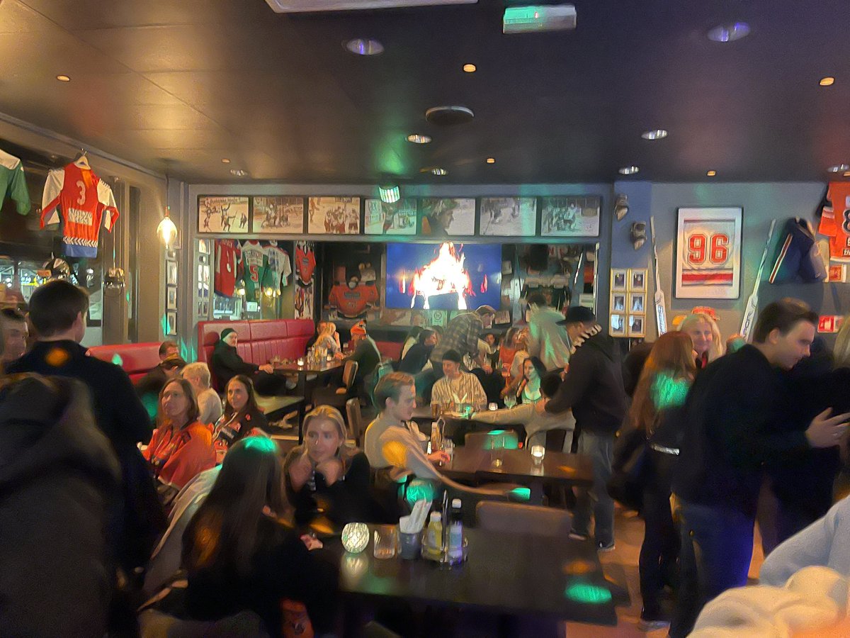 Full bar, torsdag midt i grunnspillet. Norges nye hockeytown - udiskutabelt!!