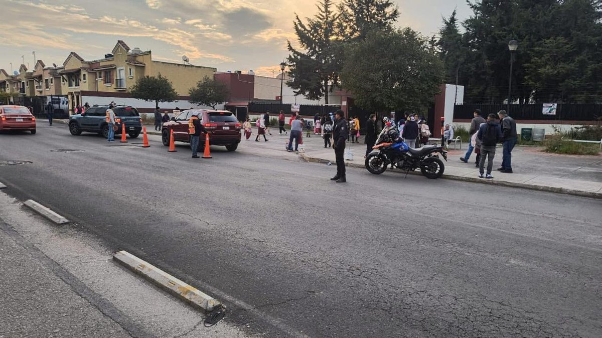 12Parrafo's tweet image. 🔴 #SeguridadEscolar | La educación y la seguridad de las juventudes son una prioridad para el Gobierno de #Tecámac que encabeza la alcaldesa @rosiwongromero, por lo que se mantiene activo el operativo “Escuela Segura”.
facebook.com/share/p/17yrd9…