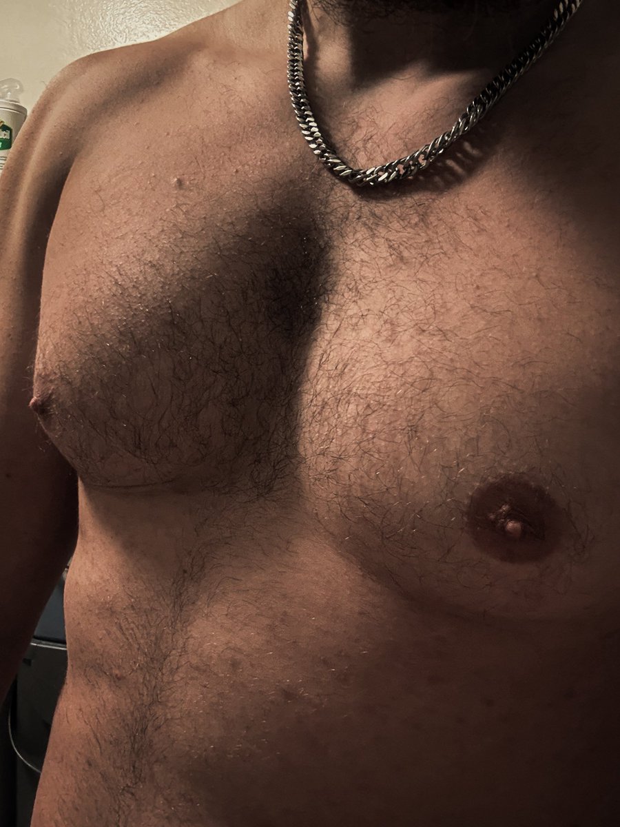 Halvor_Madson's tweet photo. Hey dude ! 
#gay #chest #menboobs #nipple #necklace #big https://t.co/QYTa5sDXmm