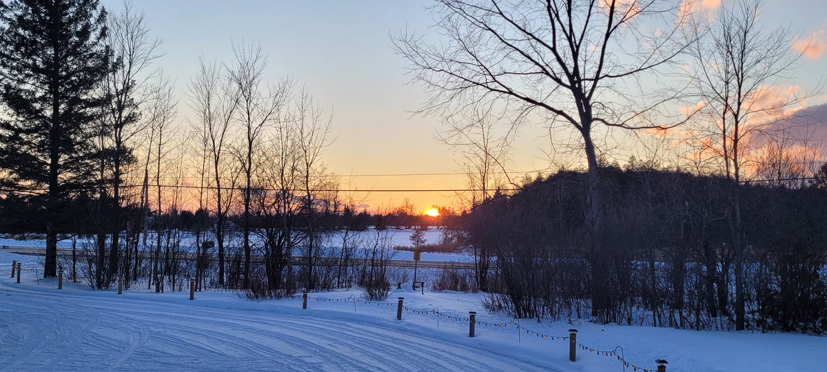 MoeFraser's tweet photo. Tonight's sunset, It looks like I have
Adjust the timer on the driveway lights 😅 As the days are getting long 😉 👍#Numogate 
#GoHabsGo 🏒🥅🥅🏒 https://t.co/QYAviacPfr