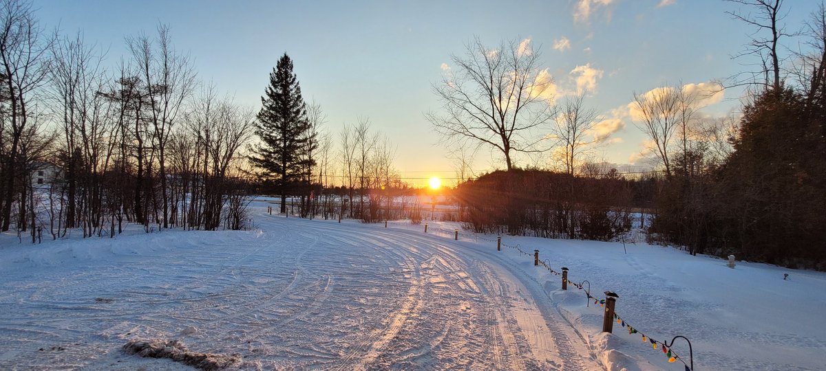 MoeFraser's tweet photo. Tonight's sunset, It looks like I have
Adjust the timer on the driveway lights 😅 As the days are getting long 😉 👍#Numogate 
#GoHabsGo 🏒🥅🥅🏒 https://t.co/QYAviacPfr