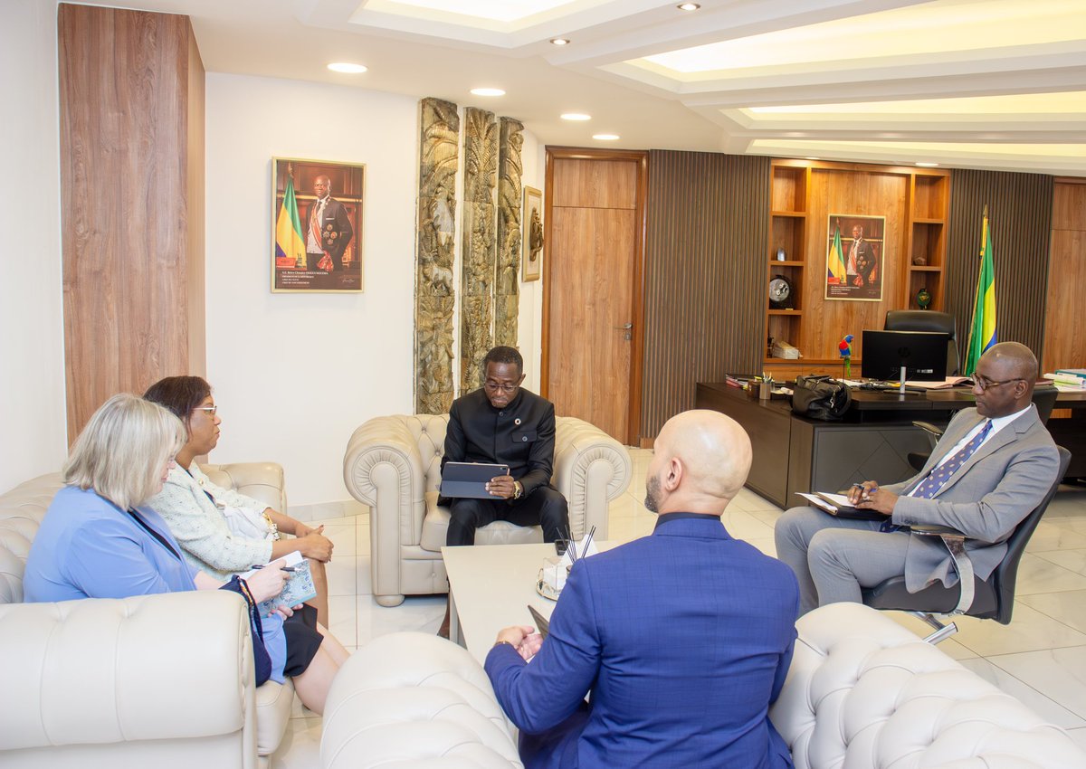 MinesGabon's tweet photo. Le Ministre   M. Sosthène Nguéma Nguéma a reçu en audience, ce  22 janvier 2026, l’Ambassadrice des États-Unis d’Amérique au Gabon , 𝐒. 𝐄  𝐕𝐞𝐫𝐧𝐞𝐥𝐥𝐞 𝐓𝐫𝐢𝐦 𝐅𝐢𝐭𝐳𝐏𝐚𝐭𝐫𝐢𝐜𝐤 dans le cadre d’une visite d’adieux.
𝐜𝐥𝐢𝐪𝐮𝐞𝐳 ⤵️
https://t.co/5435vTobdQ https://t.co/Ta2or9JQHr