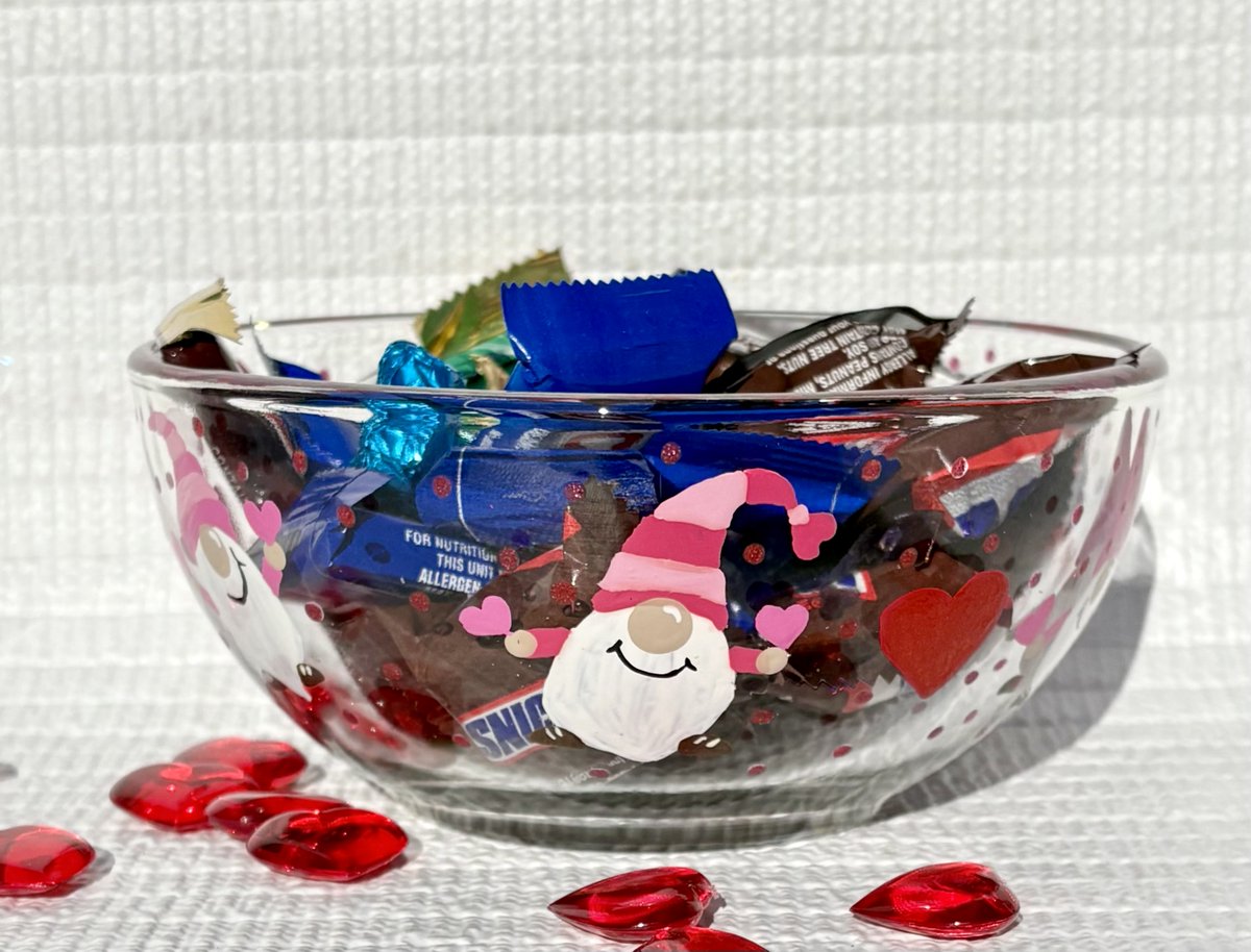 LPaintitpretty's tweet image. Check out this Valentines Day candy dish etsy.com/listing/443220… #ValentinesDay #candydish #gnomes #SMILEtt23 #etsy #homedecor #hearts #Craftbizparty #ShamelessSelfpromoThursday