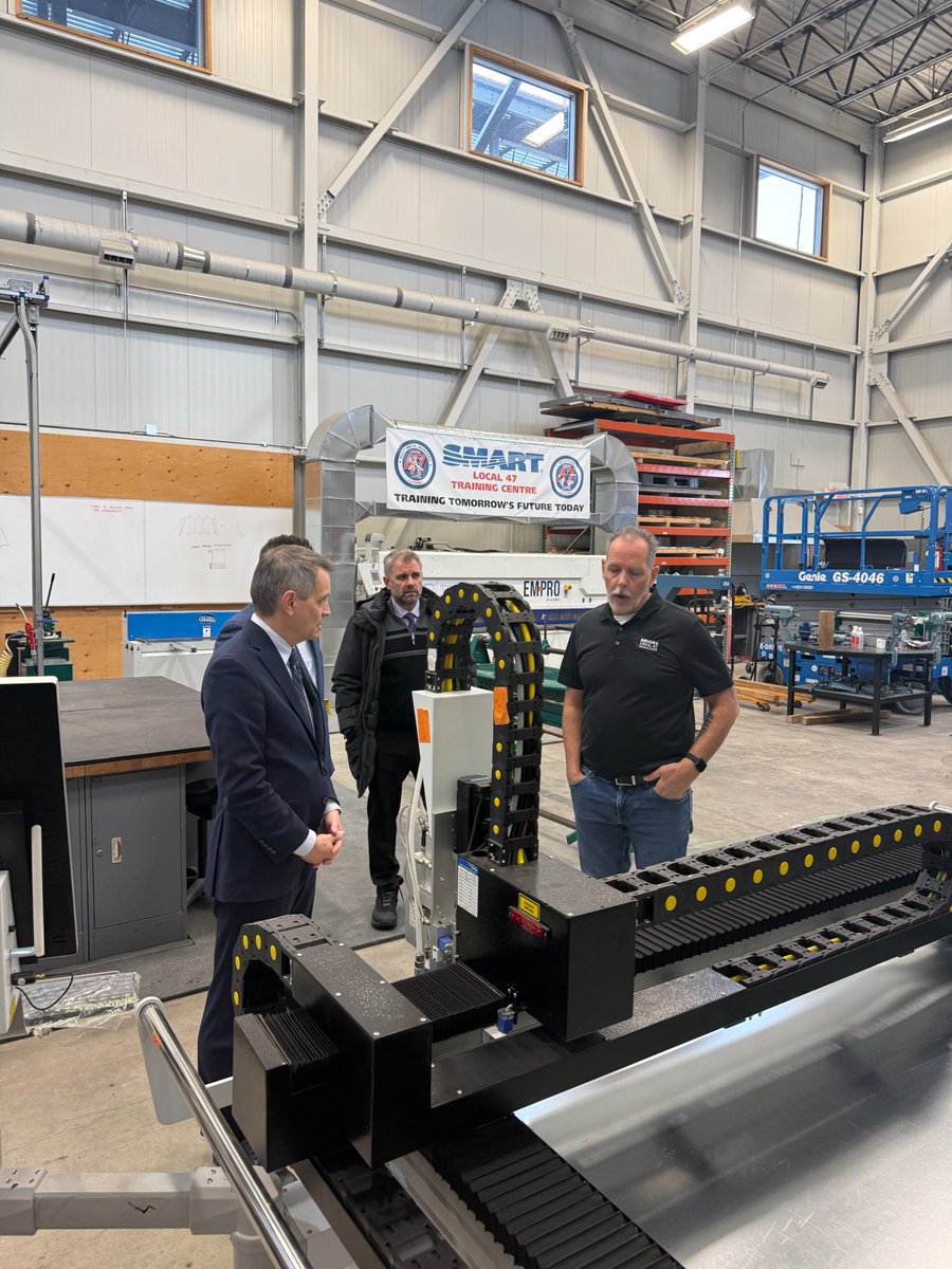 _MarkSutcliffe's tweet image. It was great to visit the SMART Local 47 Training Centre and see firsthand the precision and care that goes into sheet metal work. These tradespeople help make our buildings functional, safe, and comfortable. Their work is essential, and the training happening here is helping…