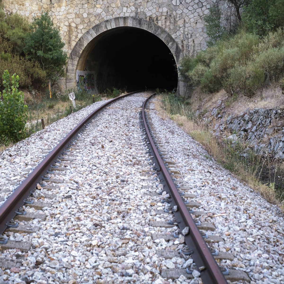 Así, llenas de piedras, se encontraban esta tarde estas vías de tren en el km 287 de la linea Almendralejo - Oviedo.

Desde que quitaron la contrata de limpieza de vías en 2016 por ahí no ha pasado una escoba. Tercermundista.