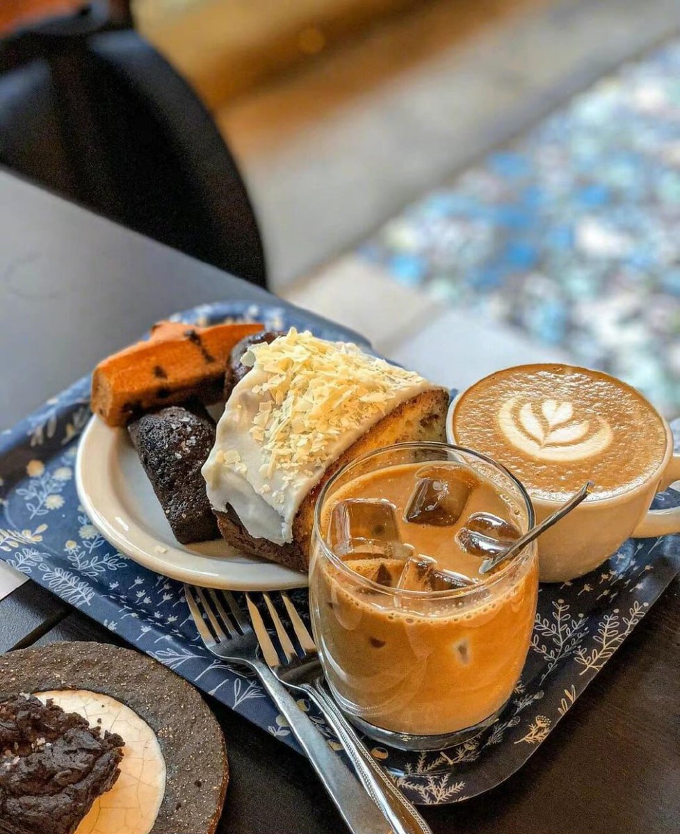 Isabelle_969's tweet photo. A delightful display of deliciousness.  The perfect way to start (or end) the day.  ☕️🍰 https://t.co/1PVOCuce7a