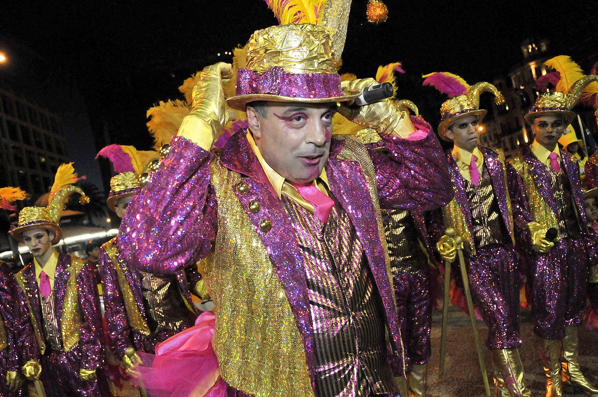 Hoy el Desfile Inaugural seguramente tenga el perfume de él.

El carnaval vuelve a la calle y el recuerdo de Pinocho Sosa se hace presente. Porque vivía el desfile como pocos, con la pasión y energía que lo caracterizaba
Por su legado y por su amor a la fiesta popular más grande.