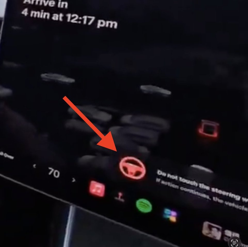 tesla2moon's tweet image. 오늘 풀린 영상에서 승객이 핸들을 만지자 "핸들을 만지지 마세요" 라는 경고가 뜨는 모습. 

핸들을 만지지 말라니?

이 얼마나 감격스러운 메세지인가? 그동안 FSD 로 주행하면서 주의를 집중하지 않으면 핸들을 잡아라, 앞을 봐라.. 얼마나 우릴 괴롭혀 왔던가. 그러던 테슬라가 이제 더이상 핸들을…