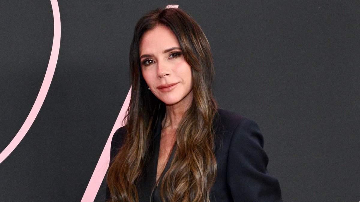 UtadaCharts's tweet image. Hikaru Utada defends Victoria Beckham for recent controversy surrounding her son’s wedding:

“Me and Vic both live in London and she’s always nice to me when I bump into her. As a parent I know how difficult it can be to raise a child, especially if he is a bum.”